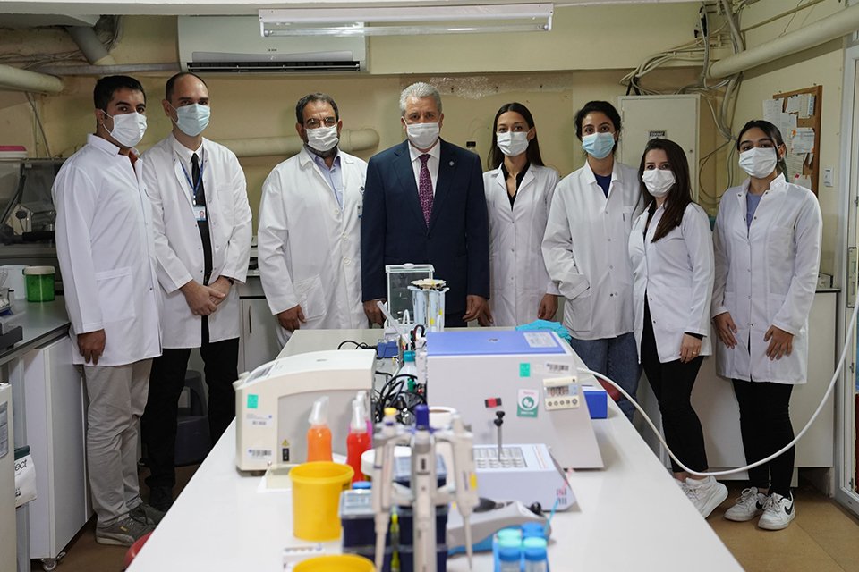 T&uuml;m d&uuml;nyayı bir yılı aşkın s&uuml;redir etkisi altına alan Covid-19