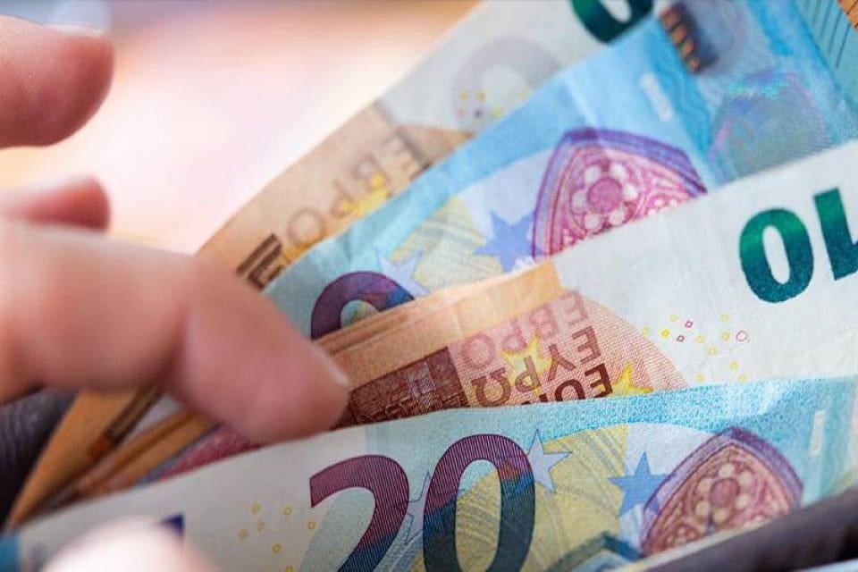 Salı sabahına dolar kuru y&uuml;zde 0,01, euro ise y&uuml;zde 0,08'lik