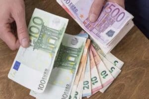 D&ouml;viz kurları g&uuml;ne yatay seyirde başlarken Euro kuru, sabah seansında