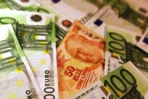 Euro kurunda yeni rekor kırılarken dolar kuru yatay seyirde g&uuml;ne