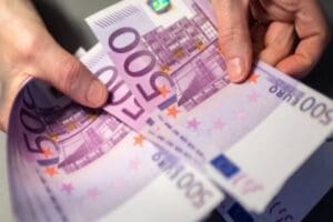 Avrupa Merkez Bankası (ECB) yetkililerinin d&uuml;nyada artan resesyon riskine karşın