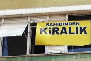İzmir'de kira artışı nedeniyle uygun ev bulamayan &ouml;ğrenciler tepki g&ouml;sterdi.