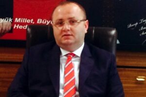 İzmir'de, iş insanı Ahmet Kurtuluş'u elektronik kelepçeyle ev hapsinde tutulduğu