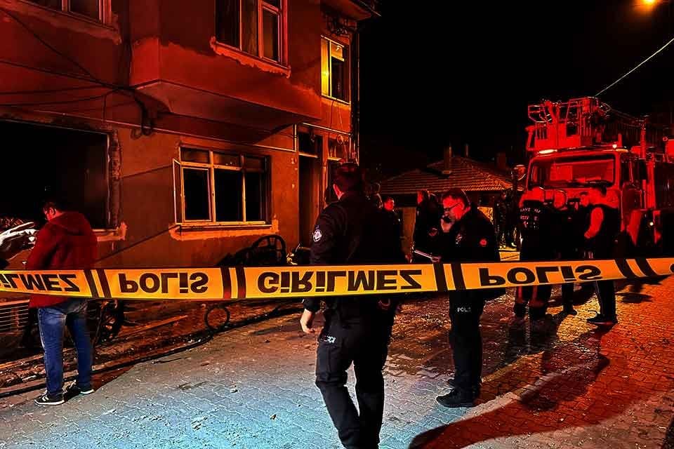 K&uuml;tahya'nın Tavşanlı il&ccedil;esindeki 2 katlı evde, gaz sızıntısı nedeniyle meydana