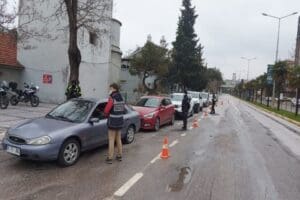 Covid-19'da '&ccedil;ok y&uuml;ksek riskli' illerden Balıkesir'de ev ziyaretlerinin &ouml;nlenmesine &ccedil;alışılıyor.