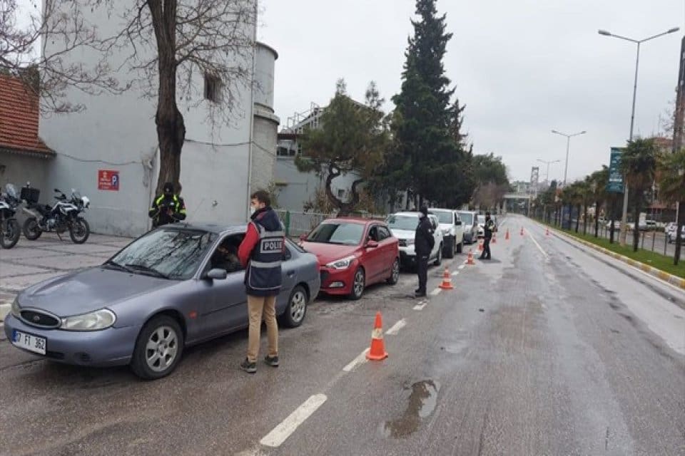 Covid-19'da '&ccedil;ok y&uuml;ksek riskli' illerden Balıkesir'de ev ziyaretlerinin &ouml;nlenmesine &ccedil;alışılıyor.