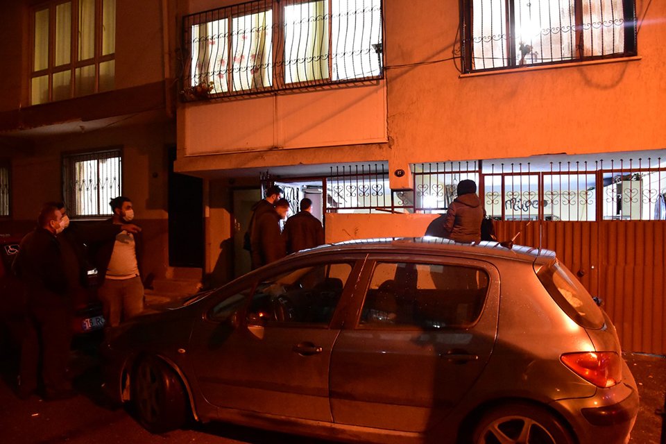 İzmir'in Konak il&ccedil;esinde, yalnız yaşadığı &ouml;ğrenilen Kemal K&uuml;krer (61) evinin