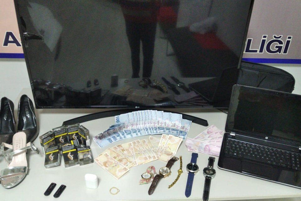 İzmir'in Bayraklı ilçesinde bir eve girip, elektronik eşyalar ile 11