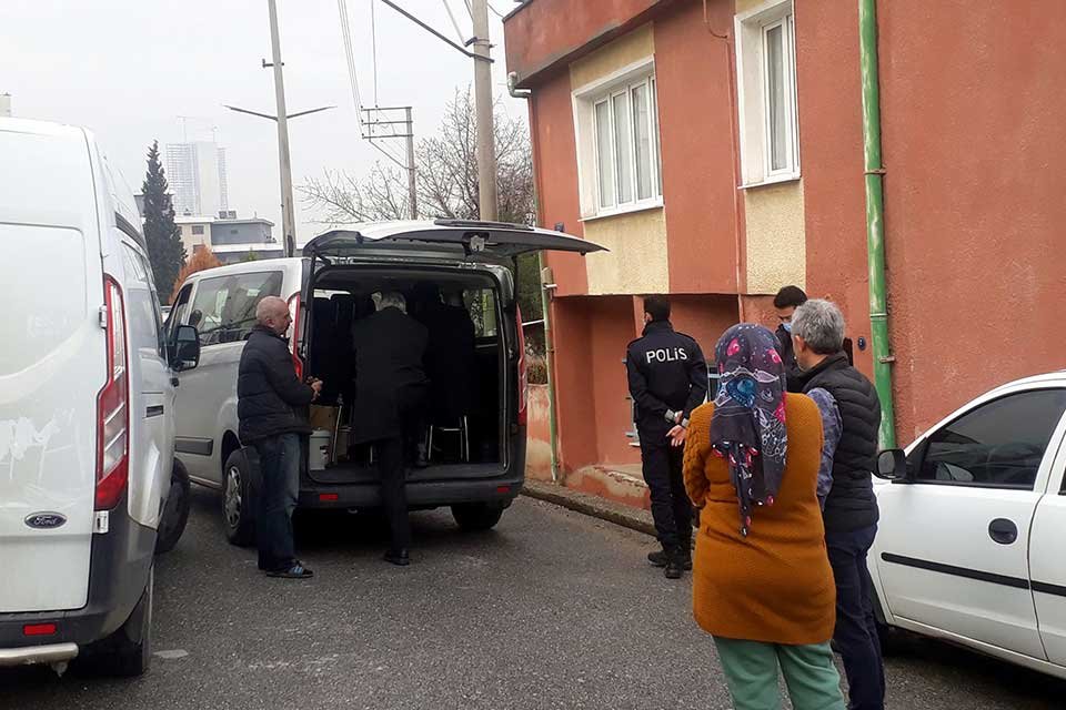 İzmir'in Bornova ilçesinde elektrikli sobadan çıktığı sanılan yangında 88 yaşındaki