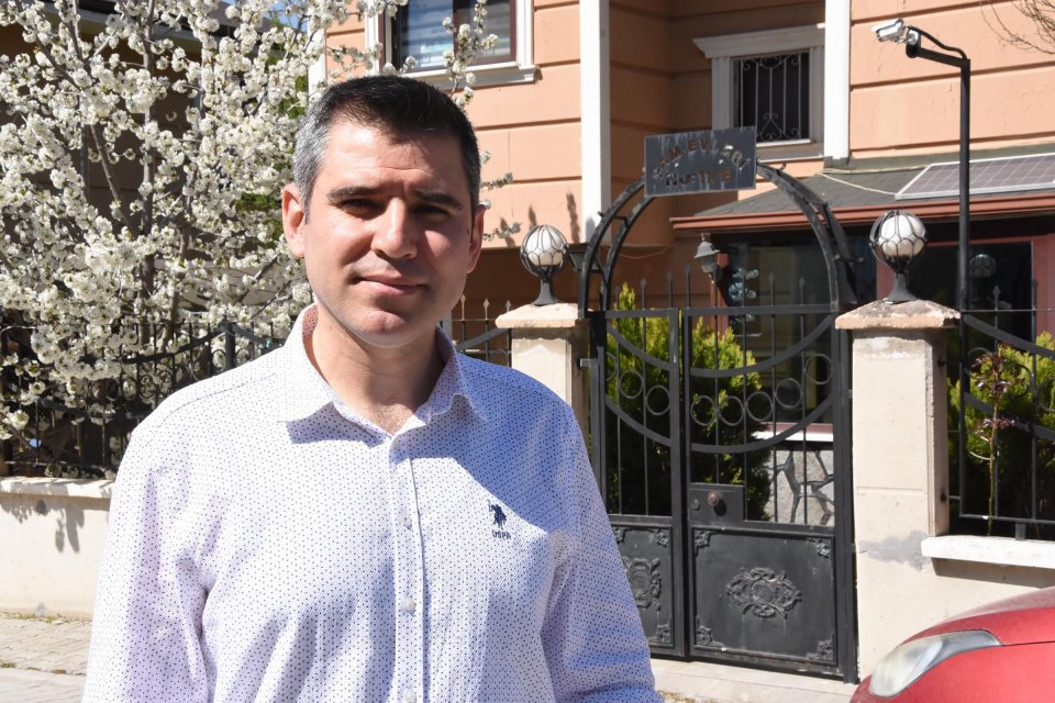 K&uuml;tahya'da, evinin &ccedil;atısına kurduğu g&uuml;neş panelleriyle elektrik &uuml;reten Nazmi Eğret