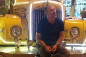 İzmir'in Karabağlar il&ccedil;esinde, evinde bı&ccedil;aklı saldırıya uğrayan Arif Kıvrak (52),