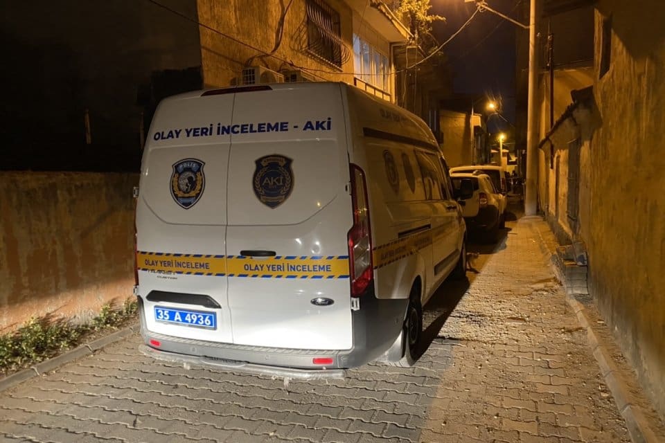 İZMİR'in Bornova il&ccedil;esinde, k&ouml;t&uuml; koku ihbarı &uuml;zerine polis ekiplerinin girdiği