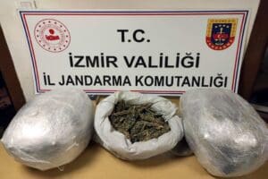 İzmir'in Torbalı il&ccedil;esinde jandarmanın evine d&uuml;zenlediği operasyonda toplam 13 kilogram
