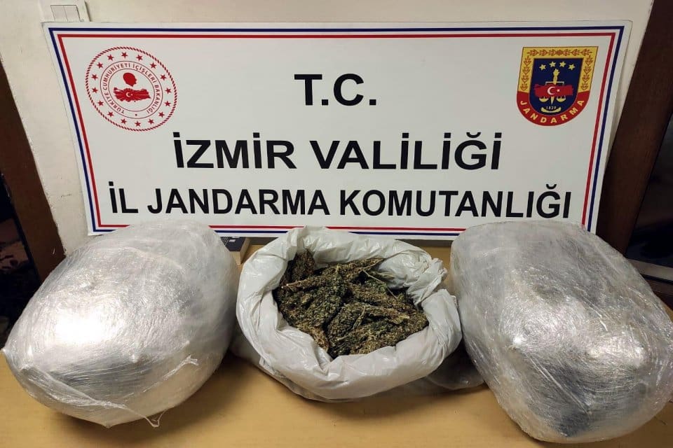 İzmir'in Torbalı il&ccedil;esinde jandarmanın evine d&uuml;zenlediği operasyonda toplam 13 kilogram