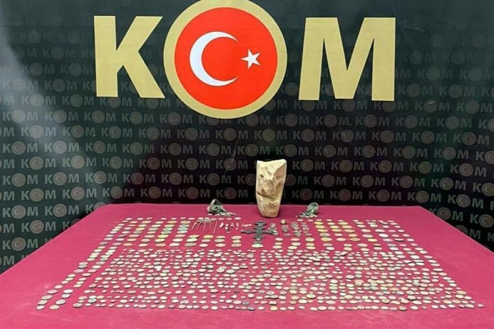 İzmir'in Karaburun il&ccedil;esindeki bir evde Arkaik, Helenistik, Roma ve Bizans