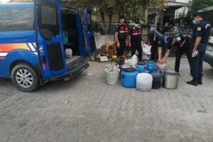 İzmir'in Aliağa il&ccedil;esinde, jandarma ekiplerinin operasyonunda, sahte i&ccedil;ki &uuml;reten Y.&Uuml;.