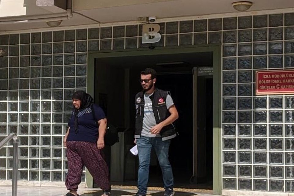 AYDIN&rsquo;ın Efeler il&ccedil;esinde, polisin uyuşturucu satıcılarına y&ouml;nelik d&uuml;zenlediği operasyonda, evinde