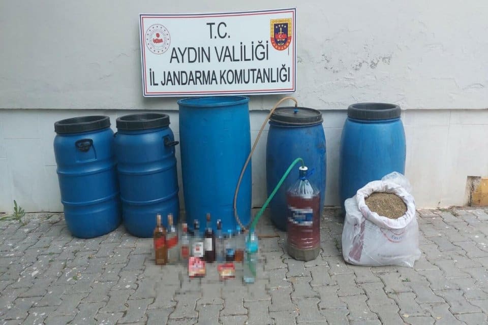 Aydın'ın Bozdoğan il&ccedil;esinde jandarmanın eve d&uuml;zenlediği baskında&nbsp;532 litre sahte i&ccedil;ki