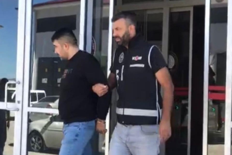 K&uuml;tahya'da tefecilik yaptığı iddiasıyla g&ouml;zaltına alınıp, evinden 5,3 milyon TL'lik