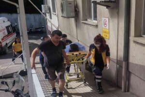Kastamonu'da bir şahıs, eşinin bah&ccedil;eye d&uuml;şen &ccedil;amaşırlarını alıp kenara koydukları