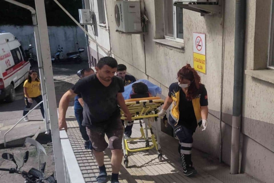 Kastamonu'da bir şahıs, eşinin bah&ccedil;eye d&uuml;şen &ccedil;amaşırlarını alıp kenara koydukları