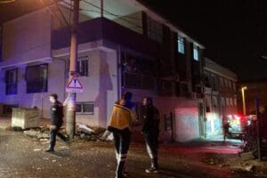 Buca il&ccedil;esinde, dini i&ccedil;erikli kitapları ve eşyaları yakarak sokağa atan