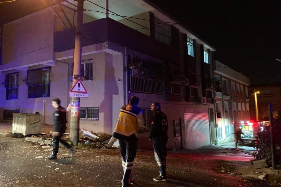 Buca il&ccedil;esinde, dini i&ccedil;erikli kitapları ve eşyaları yakarak sokağa atan