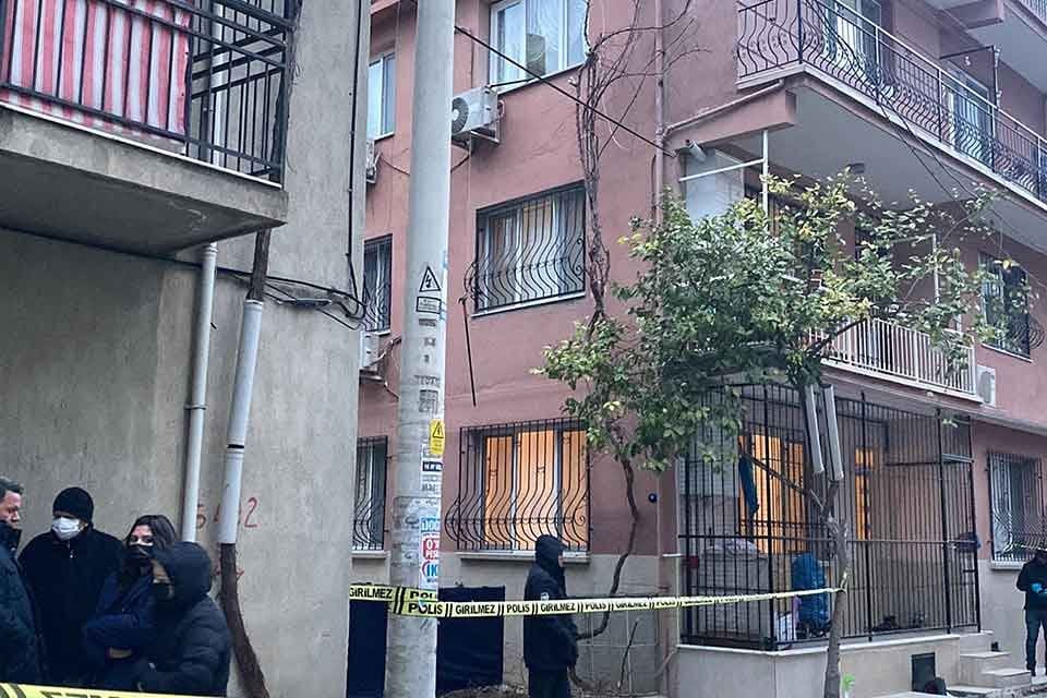 İzmir'in Bornova il&ccedil;esinde, asma ağacını budayan Hayri Korkmaz (70), 3'&uuml;nc&uuml;