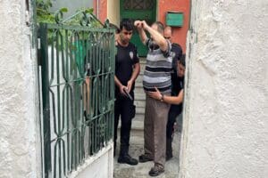 K&Uuml;TAHYA'da, evinin &ouml;n&uuml;ne ara&ccedil; park edilmesine &ouml;fkelenen Ahmet Ali K.,