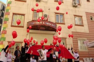 &Ccedil;ocuklarının ter&ouml;r &ouml;rg&uuml;t&uuml; PKK mensuplarınca dağa ka&ccedil;ırıldığını iddia eden Diyarbakır