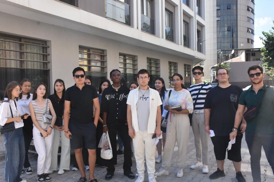 İzmir'de, b&uuml;y&uuml;k b&ouml;l&uuml;m&uuml; yabancı uyruklu 50'den fazla &uuml;niversite &ouml;ğrencisine, 1