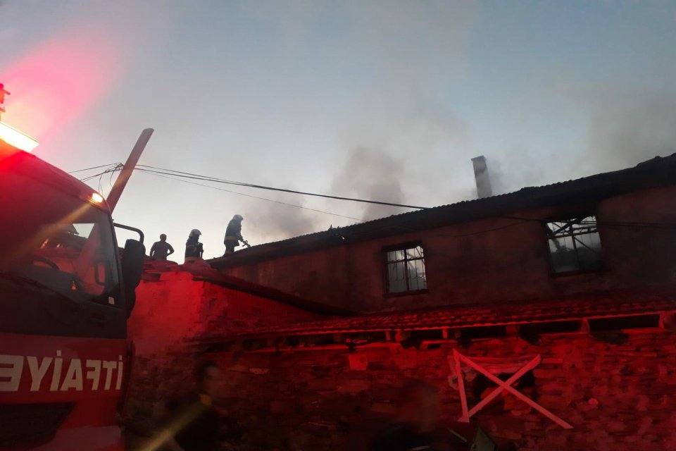 Manisa'nın Kula il&ccedil;esinde, 2 katlı binanın &uuml;st katındaki evini ateşe