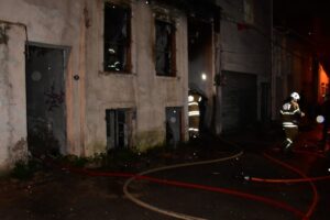 İzmir'in Konak ilçesinde, iddiaya göre metruk binada kalan evsizlerin ısınmak