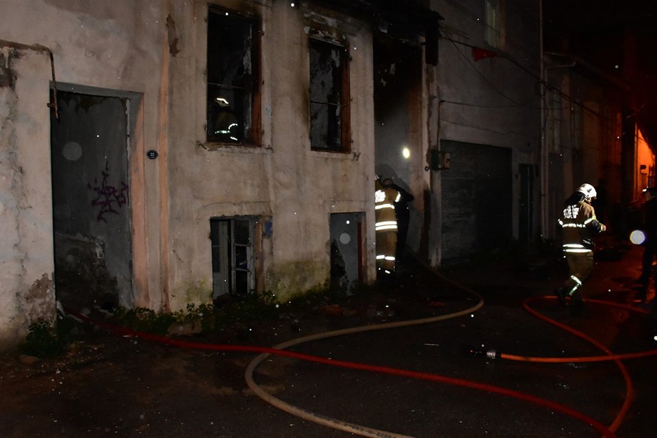 İzmir'in Konak ilçesinde, iddiaya göre metruk binada kalan evsizlerin ısınmak