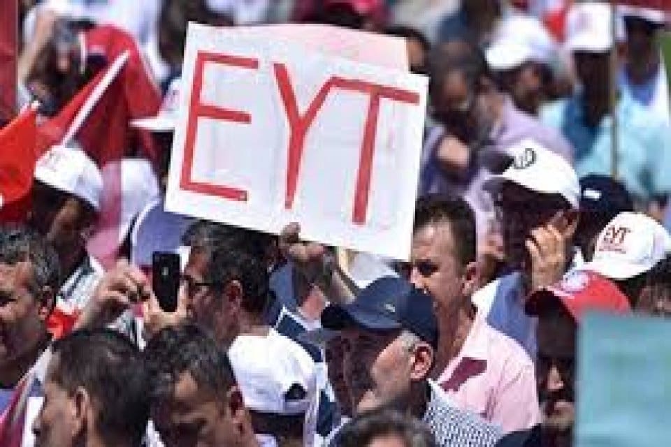 Emeklilikte Yaşa Takılanlar'ı hem sevindirecek hem de &uuml;zecek a&ccedil;ıklama geldi.