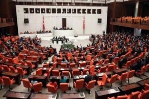 EYT d&uuml;zenlemesi AK Parti milltvekillerinin imzasına a&ccedil;ıldı. AK Parti Grup