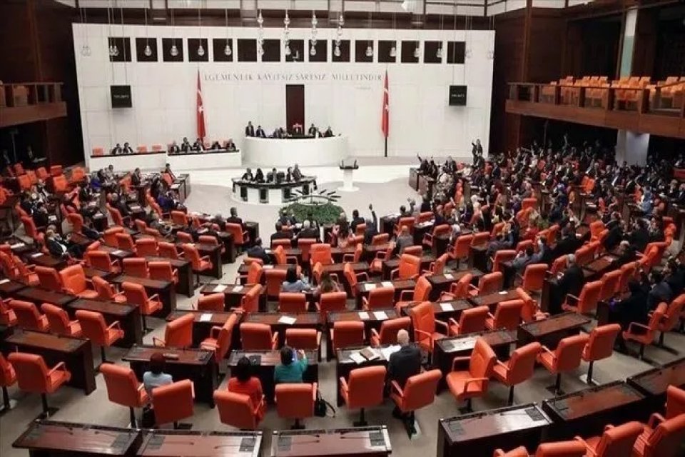 EYT d&uuml;zenlemesi AK Parti milltvekillerinin imzasına a&ccedil;ıldı. AK Parti Grup