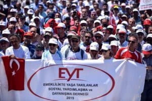 EYT&rsquo;liler (Emeklilikte Yaşa Takılanlar), b&uuml;y&uuml;k bir merakla d&uuml;zenlemeyi bekliyorlar. &Ccedil;alışma