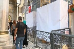 İstanbul'da bulunan Ey&uuml;p Sultan T&uuml;rbesi'ne &ccedil;eki&ccedil;le gelen kişi, &ccedil;ini levhaların