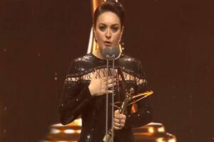 Oyuncu&nbsp;Ezgi Mola, Altın Kelebek &Ouml;d&uuml;l T&ouml;reni'nde yaptığı konuşmada, Mahsa Amini