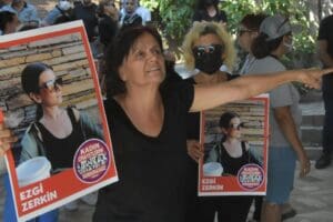 İzmir'in Konak il&ccedil;esinde boşanma aşamasındaki eşi Ezgi &Ouml;zarslan'ı (31) tabanca