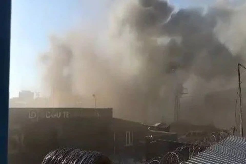Sultangazi'de bir fabrikada &ccedil;ıkan yangına ekiplerin m&uuml;dahalesi s&uuml;r&uuml;yor. İstanbul&nbsp;Sultangazi'de bulunan
