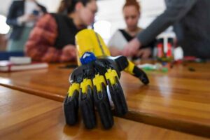 Girişimcilerin ortak noktası FikrimİZ Birimi, Robotel T&uuml;rkiye işbirliğiyle el deformasyonuna