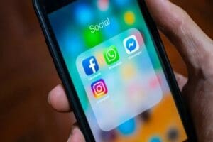 Meta b&uuml;nyesinde faaliyetlerine devam eden sosyal medya platformları Facebook ve