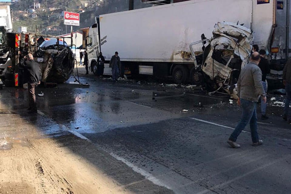 Rize'de kontrolden &ccedil;ıkan beton mikseri, devrilip park halindeki TIR'a &ccedil;arptı.