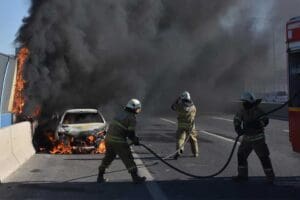 İzmir&nbsp;&Ccedil;evreyolu'nda bir otomobil seyir halindeyken alev aldı. Alevler yolun kenarındaki