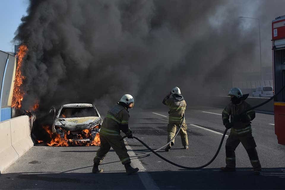 İzmir&nbsp;&Ccedil;evreyolu'nda bir otomobil seyir halindeyken alev aldı. Alevler yolun kenarındaki