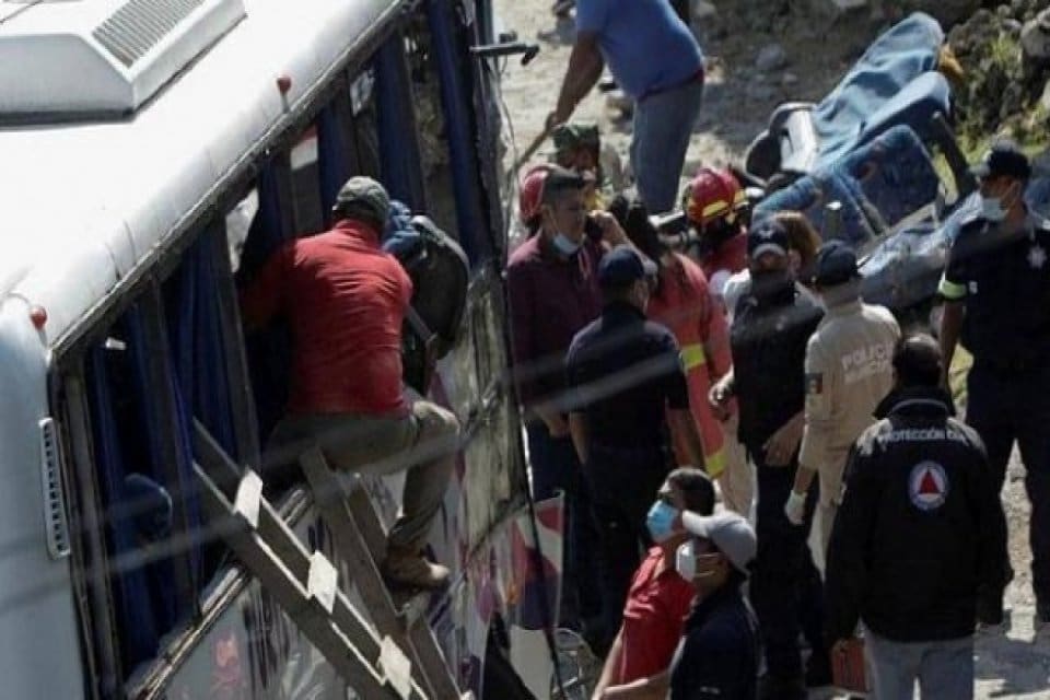 Meksika'nın kuzeybatısında bir minib&uuml;s&uuml;n u&ccedil;uruma yuvarlandığı kazada 3 kişi &ouml;ld&uuml;,