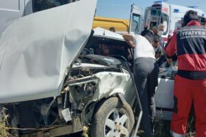 Muğla&rsquo;nın Milas il&ccedil;esinde kamyonla &ccedil;arpışan otomobil kullanılamaz hale geldi. Otomobil