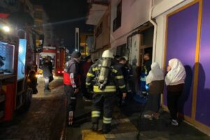 Manisa’nın Turgutlu ilçesinde bir apartmanda elektrik kablolarından kaynaklı yangın çıktı.